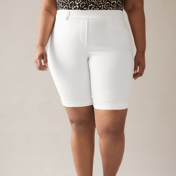 28 - In Every Story | Savvy Bermuda Short - White - Picture 2 of 6